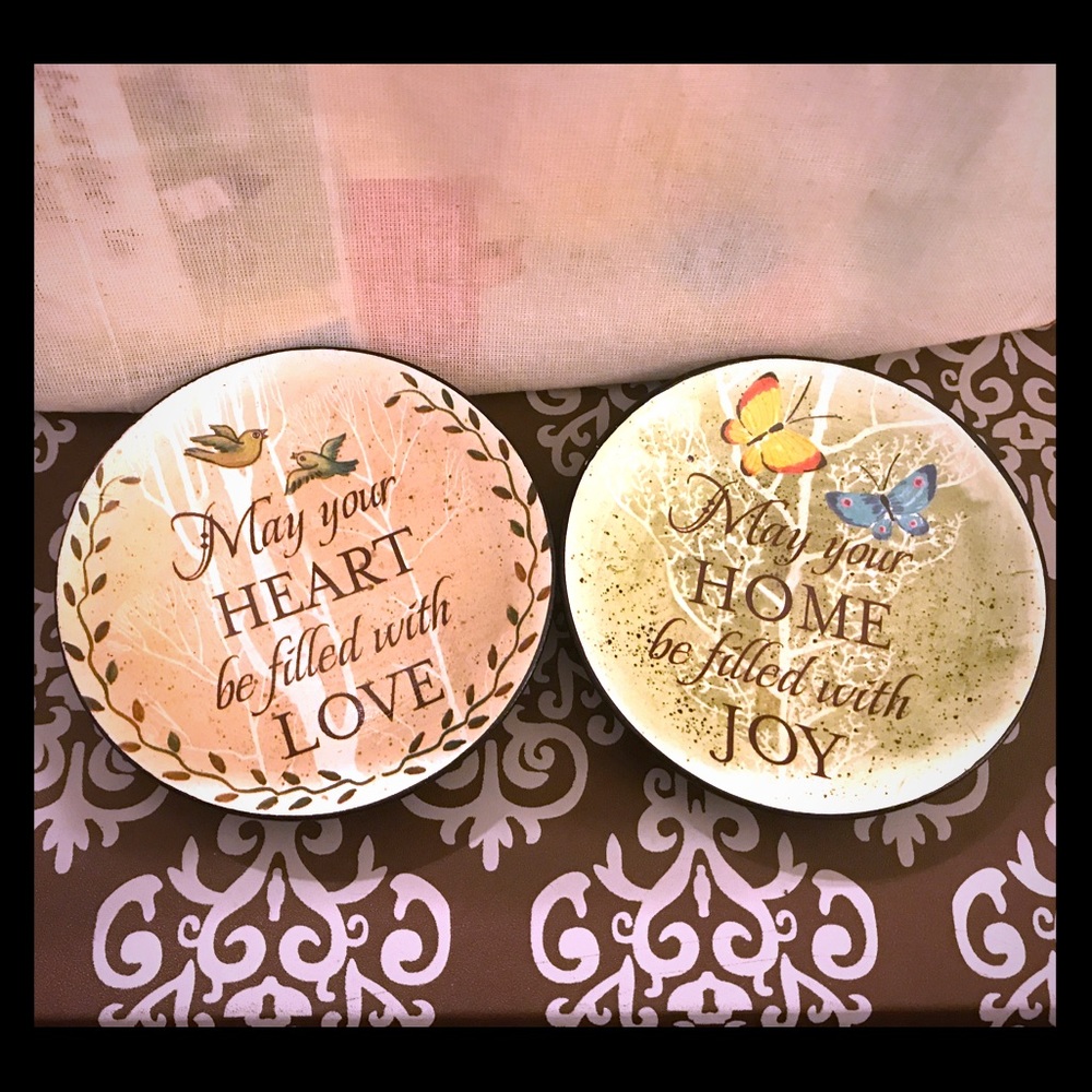 BEAUTIFUL SET OF SMALL DECORATIVE PLATES